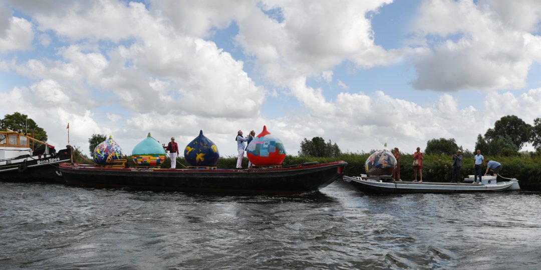 Warmond ontmoet De Bollenstreek: reuzenbollen op het water